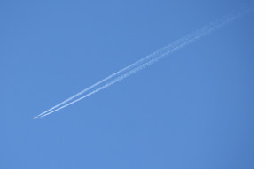 airplane-in-sky-with-contrails